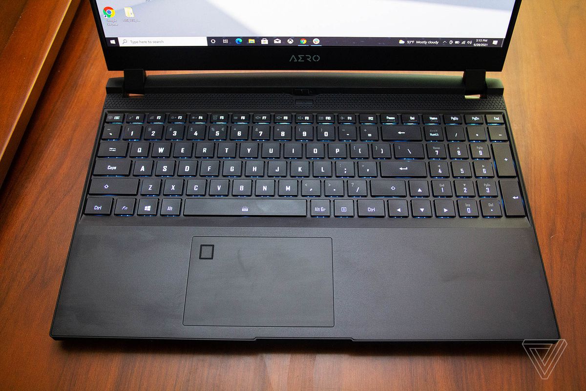 Tastatura Gigabyte Aero 15 OLED văzută de sus, luminată în albastru deschis.