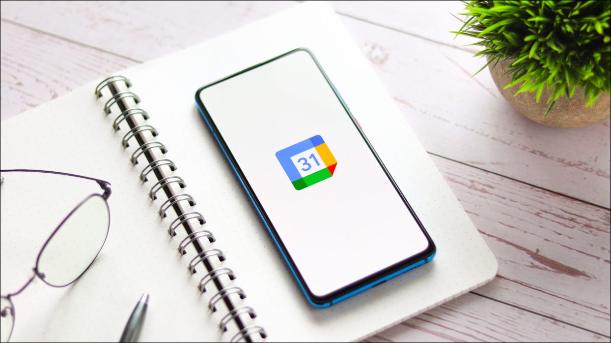 Smartphone în planificator deschis cu sigla Google Calendar afișată