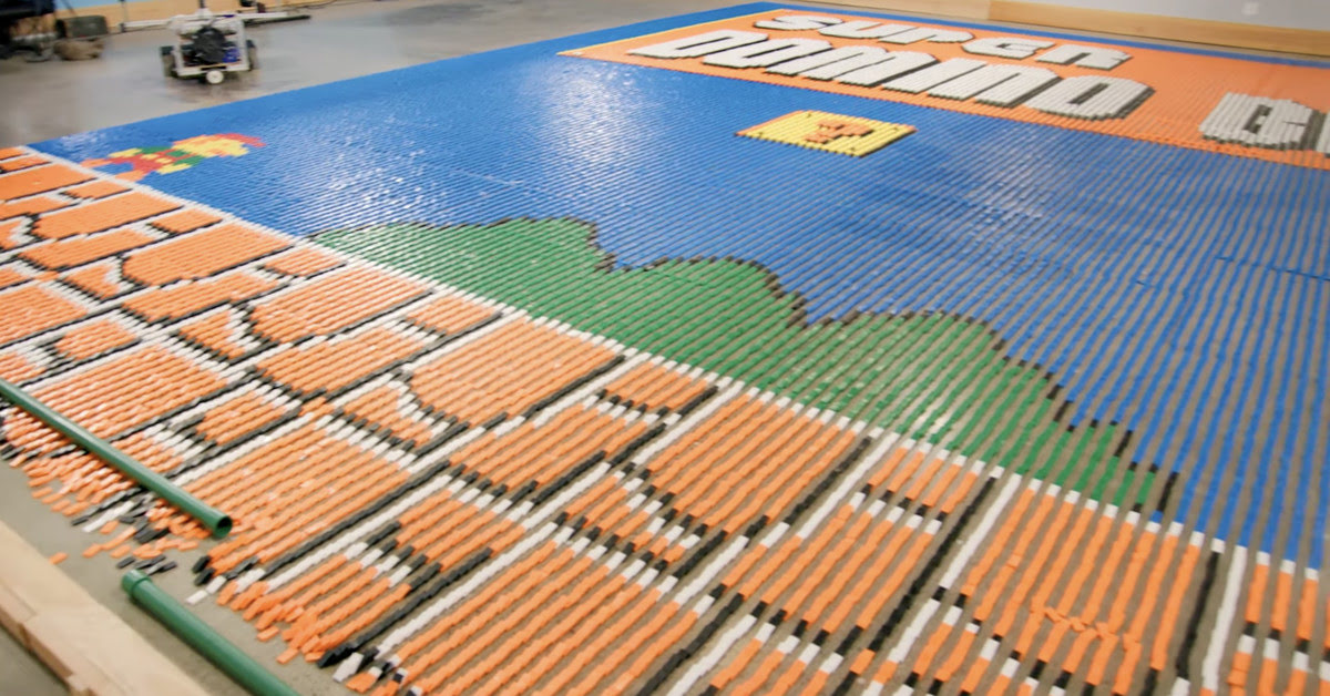 1628699325 Robotul aranjeaza 100000 de domino intr o murala Super Mario Bros