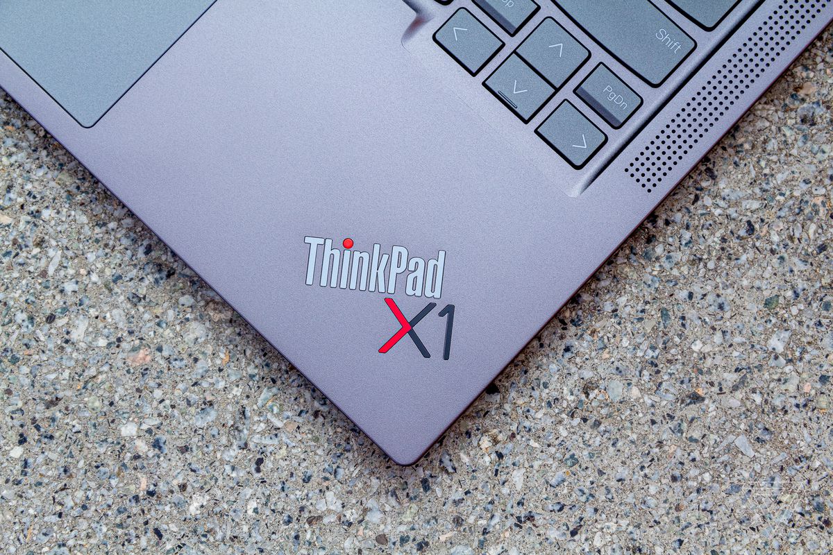 Sigla ThinkPad X1 de pe ThinkPad X1 Yoga Gen 6 văzută de sus pe o masă de piatră.