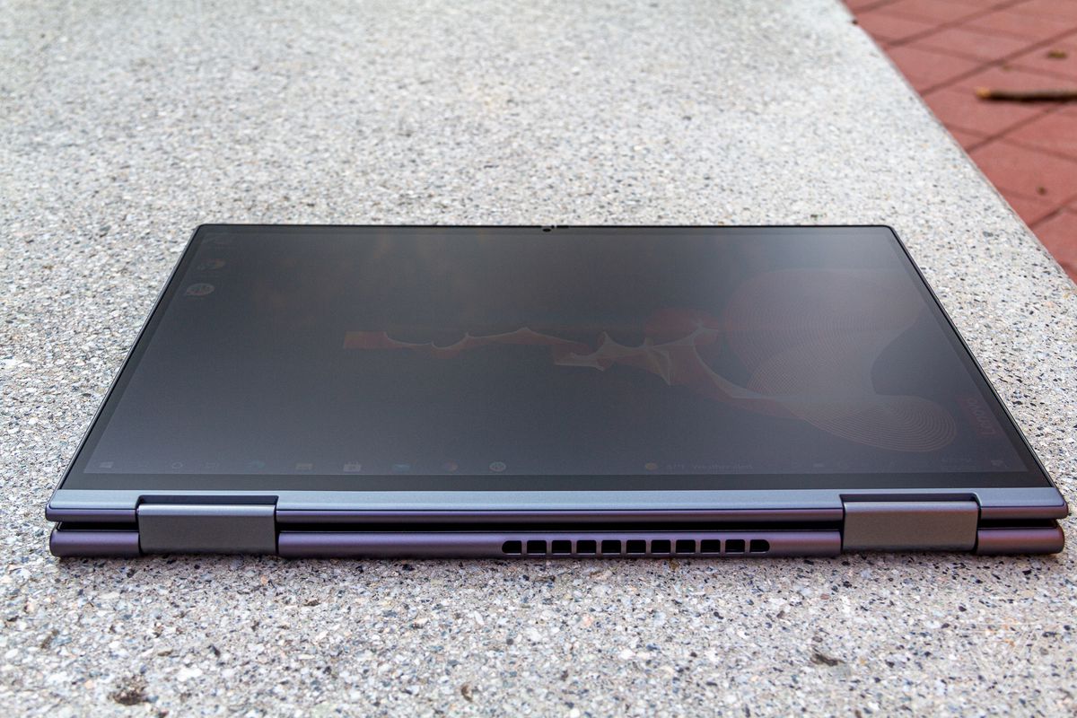 ThinkPad X1 Yoga în modul tabletă, văzut de sus, pe o bancă de piatră.