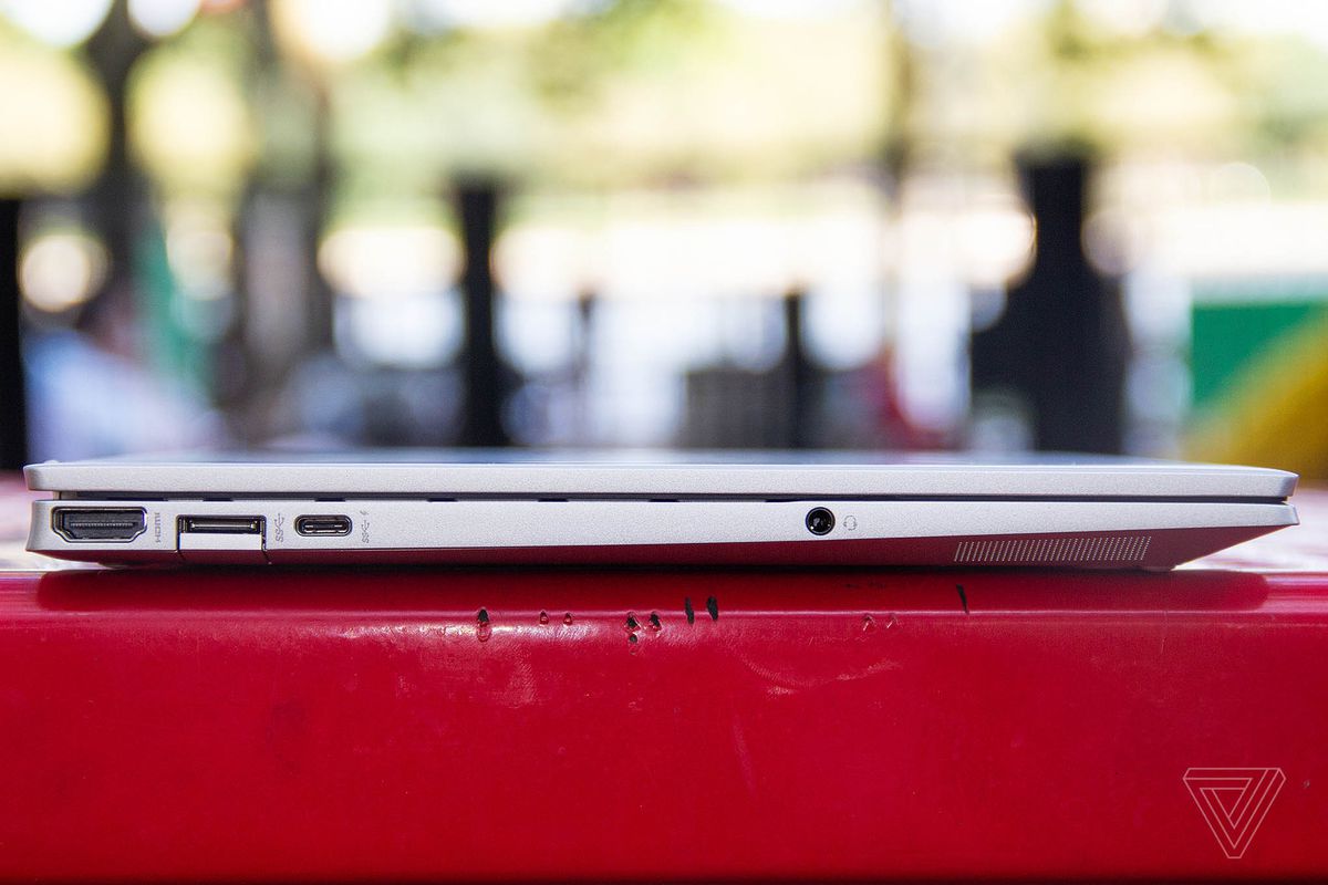 HP Pavilion Aero 13 închis văzut din stânga pe o masă de picnic roșie.