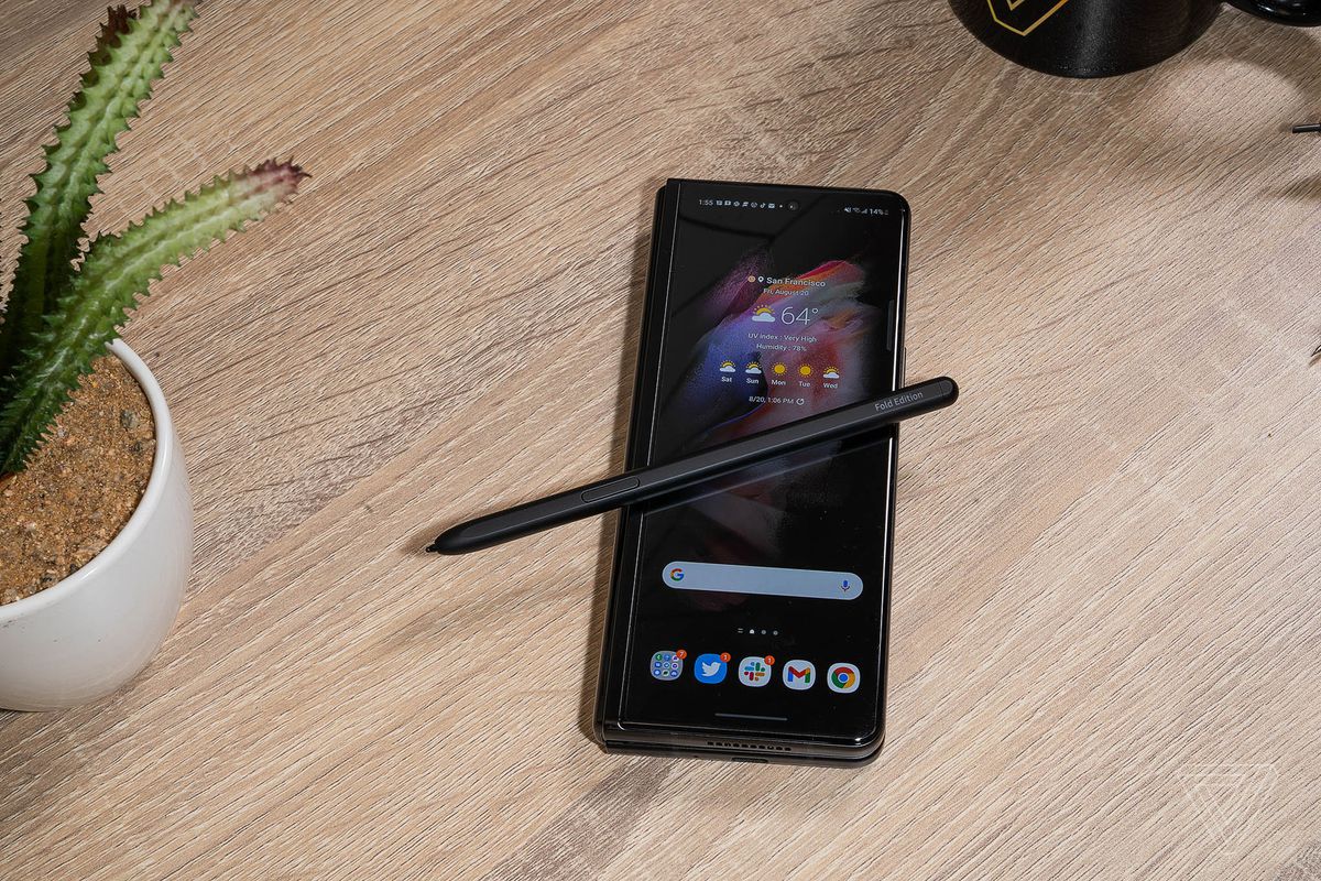 S Pen nu va funcționa pe ecranul exterior, dar funcționează bine pe ecranul interior principal.