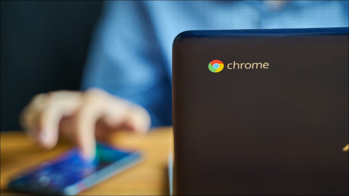 Aproape Chromebook pe sigla Chrome