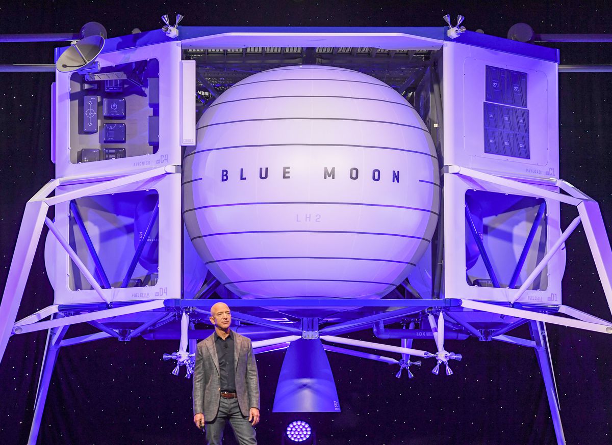 Fondatorul Blue Origin, Jeff Bezos, oferă o actualizare cu privire la progresul lor și împărtășește viziunea lor de a merge în spațiu în beneficiul Pământului.