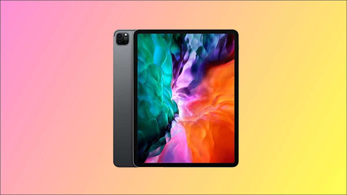 iPad pro pe fundal roz și galben