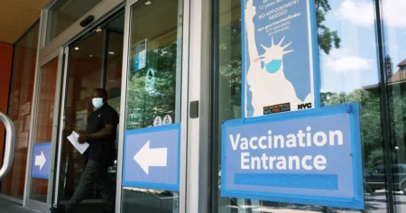 Oamenii imunocompromisi ar trebui sa primeasca a treia doza de