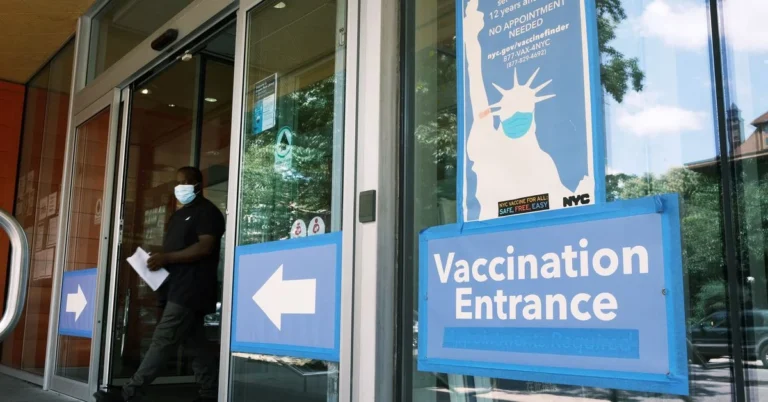 Oamenii imunocompromisi ar trebui sa primeasca a treia doza de