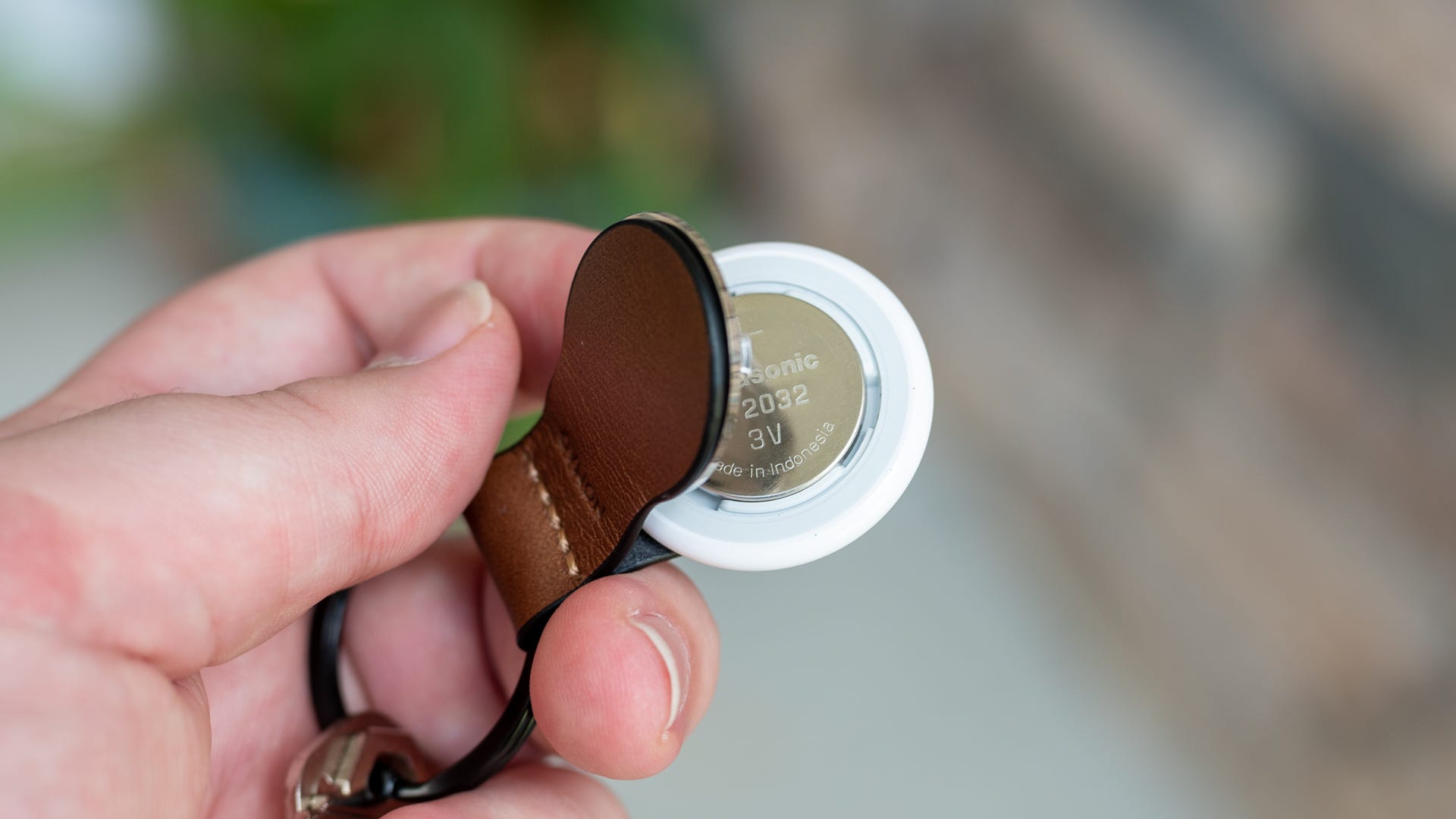 Nomad AirTag Leather Loop înlocuind bateria