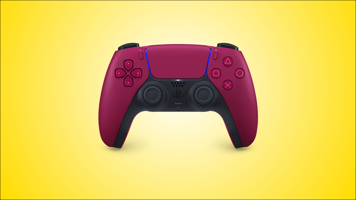 Varianta de culoare roșie a controlerului DualSense PS5, pe un fundal galben.