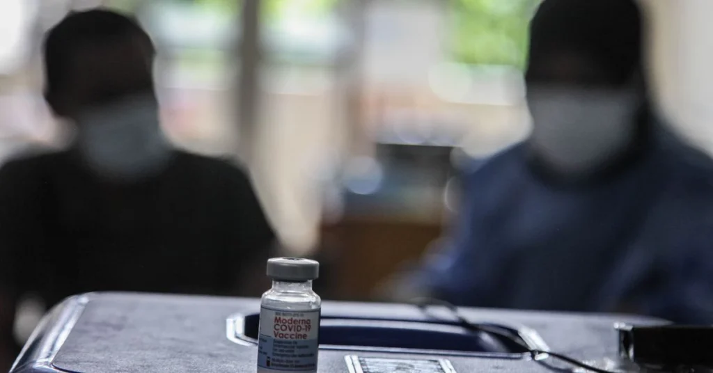 Moderna spune ca ar putea fi necesara o a treia