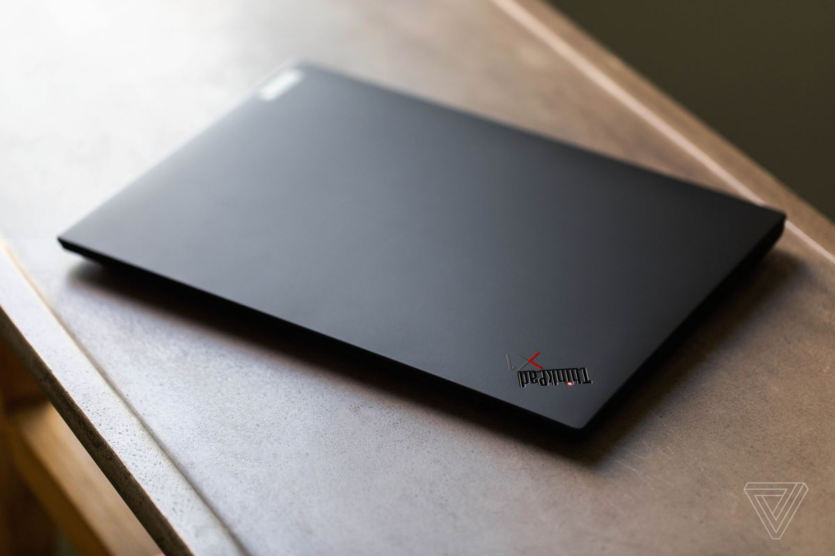 ThinkPad X1 Carbon Gen 9 închis, văzut de sus.