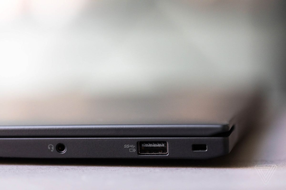 Porturile din partea dreaptă a Lenovo ThinkPad X1 Carbon Gen 9.