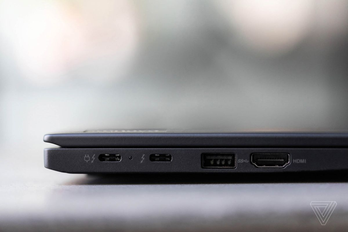 Porturile din partea stângă a Lenovo ThinkPad X1 Carbon Gen 9.