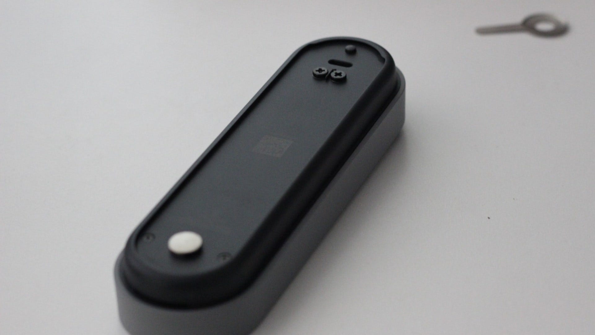 Partea din spate a soneriei ușii, care arată suporturile de cablare și portul de încărcare