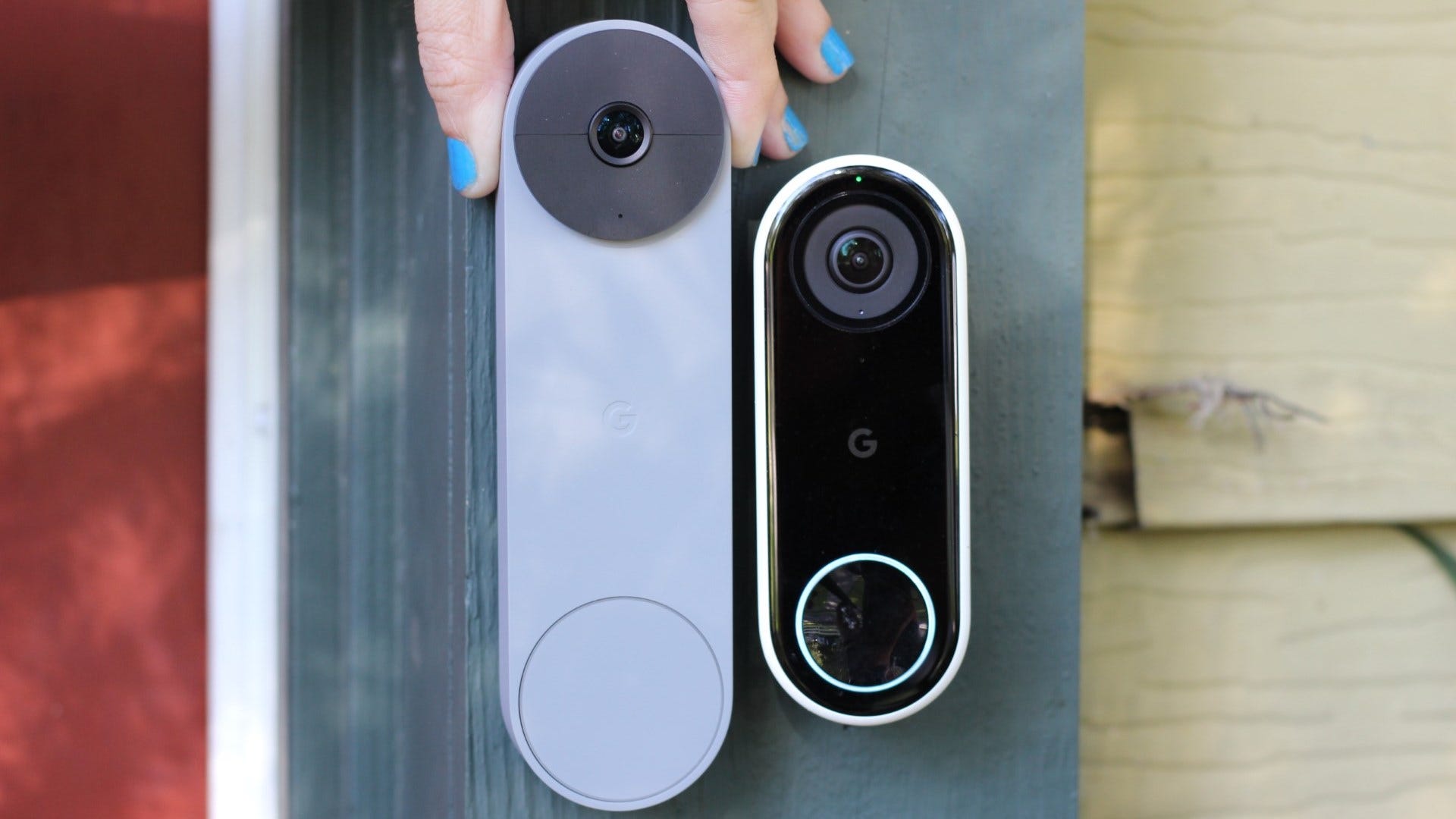 Soneria Nest (baterie) de lângă Soneria Nest (cu fir)