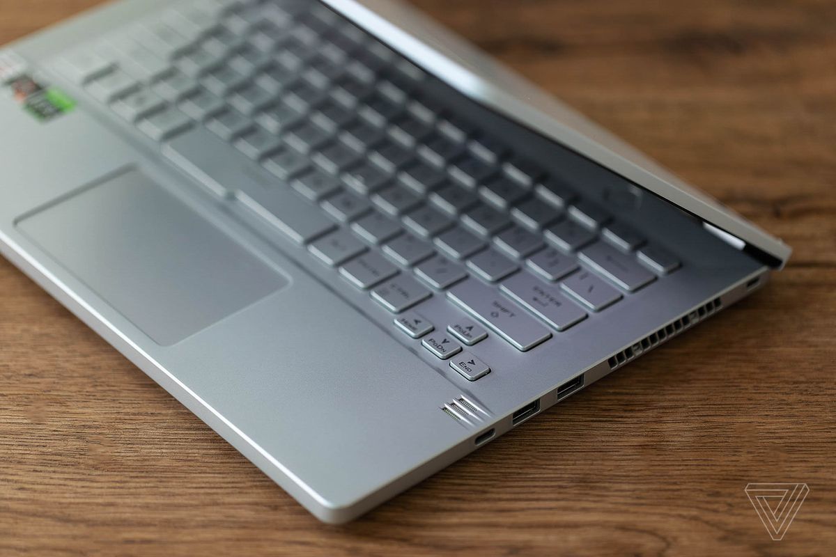 Asus ROG Zephyrus G14 văzut de sus, pe jumătate deschis.