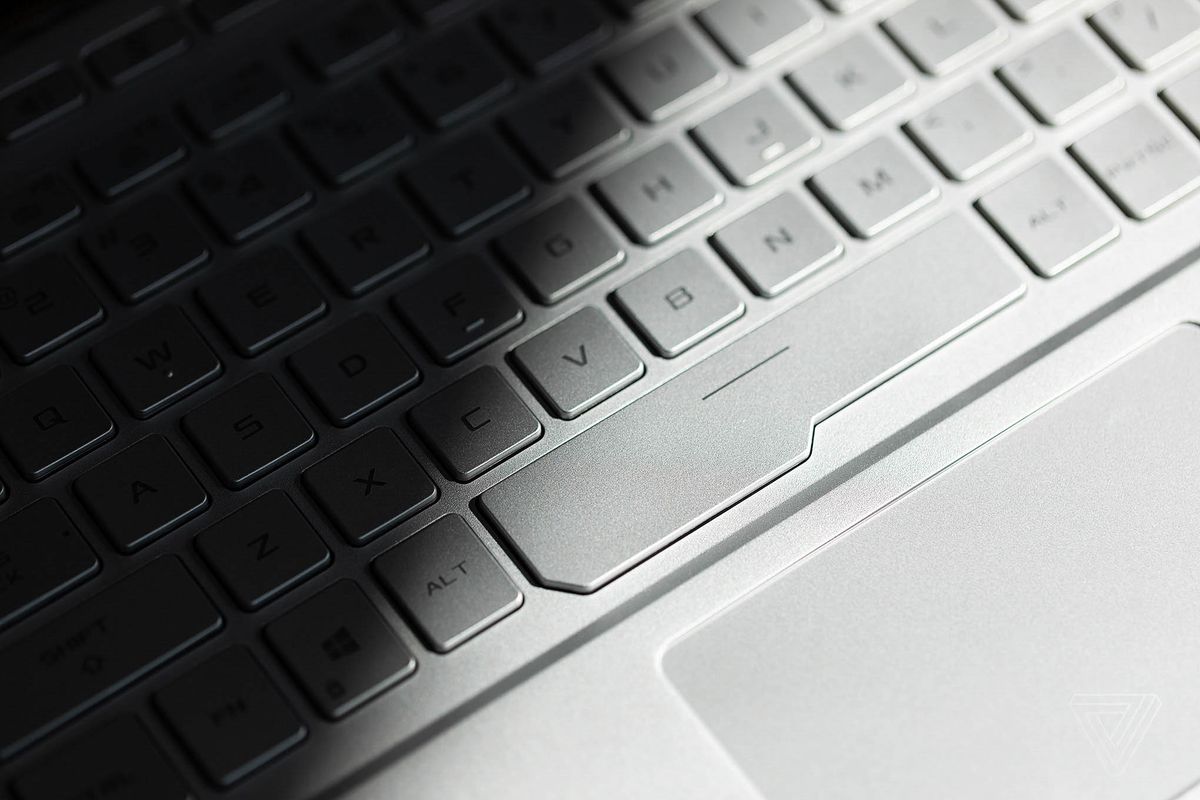 Tastatura ROG Zephyrus G14 văzută din lateral.