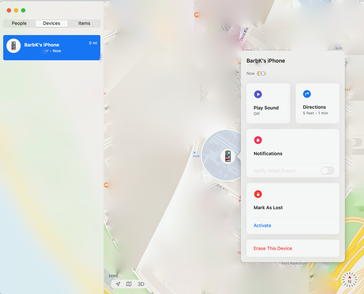 Aplicația Găsește-mi vă permite să vă localizați telefonul, să trimiteți o notificare sau să îl ștergeți.  (Notă: harta a fost estompată din motive de confidențialitate.)