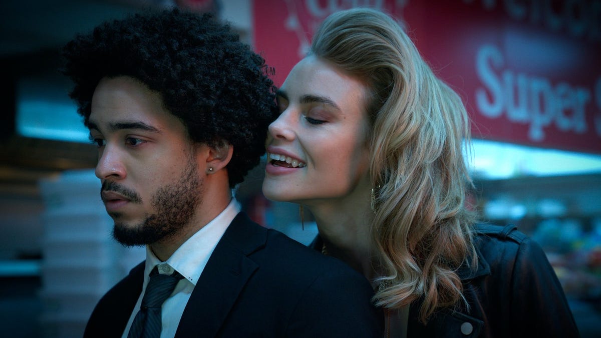 Jorge Lendeborg Jr și Lucy Fry joacă rolul principal al filmului Night Teeth al Netflix.