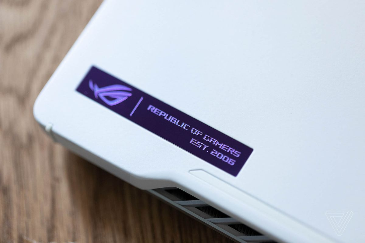 Plăcuța de identificare Republic of Gamers de pe capacul Asus ROG Zephyrus G14.