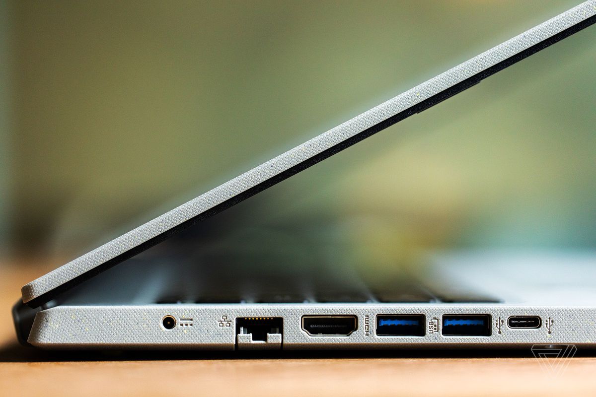 Acer Aspire Vero întredeschis văzut din partea stângă.