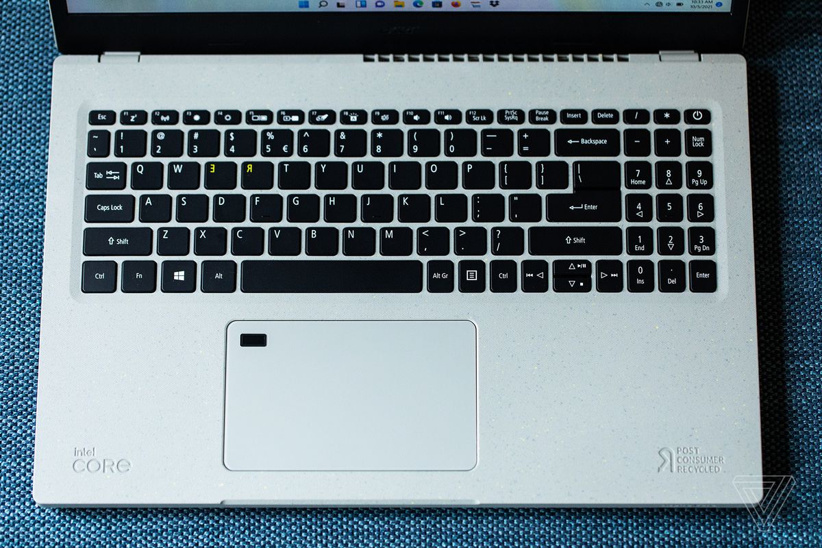 Tastatura Acer Aspire Vero văzută de sus pe o suprafață de țesătură albastră.