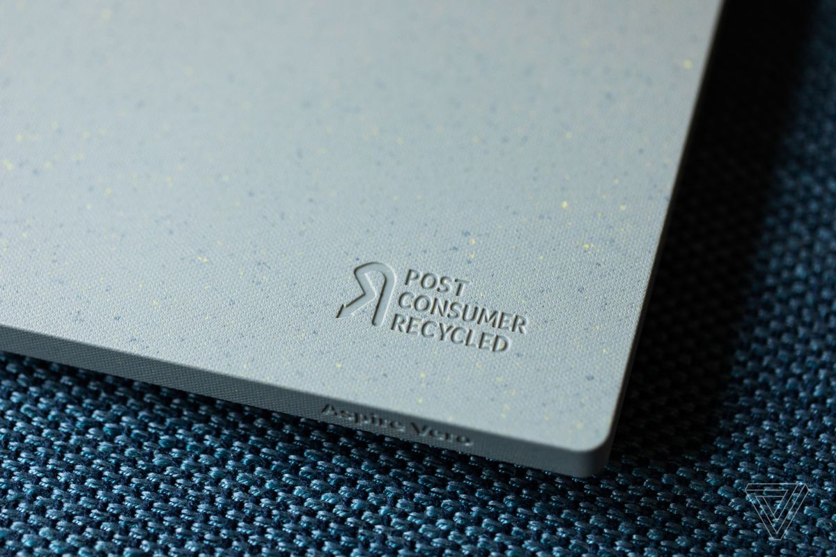 Gravura Post Consumer Recycled pe partea dreaptă pentru palmă a Acer Aspire Vero.