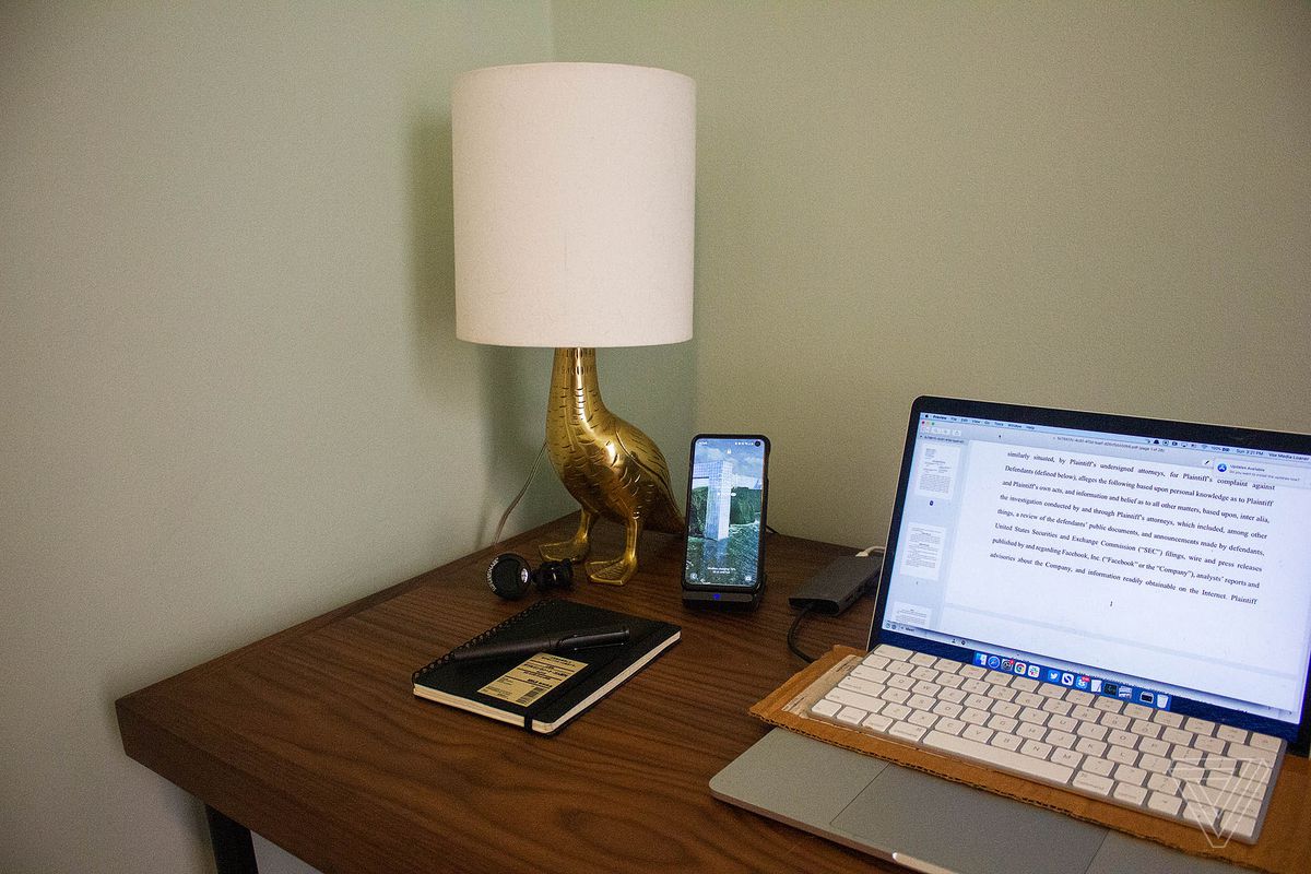 Biroul este păzit de o lampă Mallard Duck.