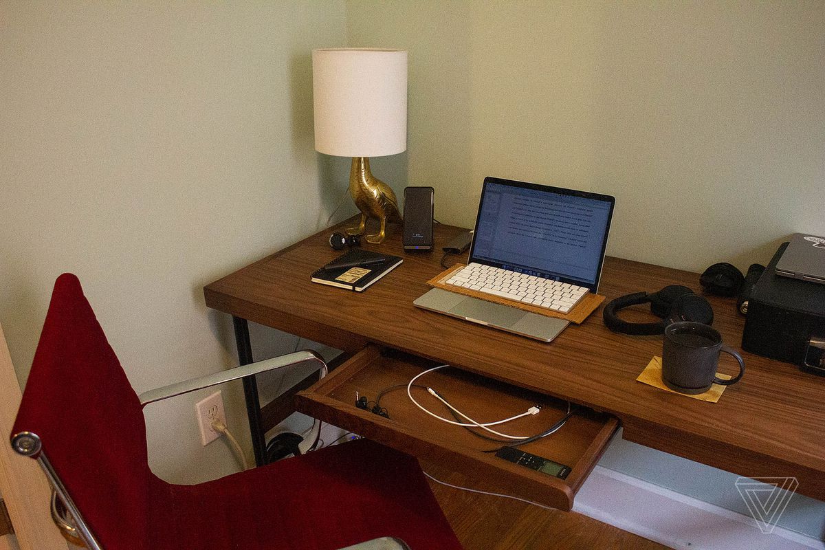 Instrumentele de lucru includ tehnologie și un caiet.