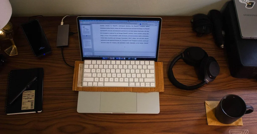 1636770563 Ce ai pe biroul tau Adi Robertson