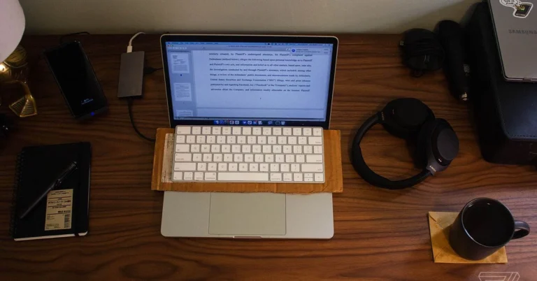 1636770563 Ce ai pe biroul tau Adi Robertson