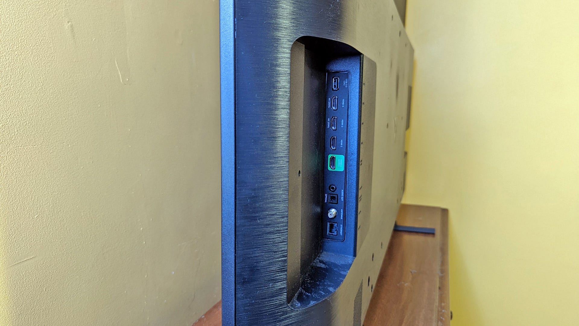 O vedere laterală a unui televizor care arată porturi HDMI, coaxial și ethernet.