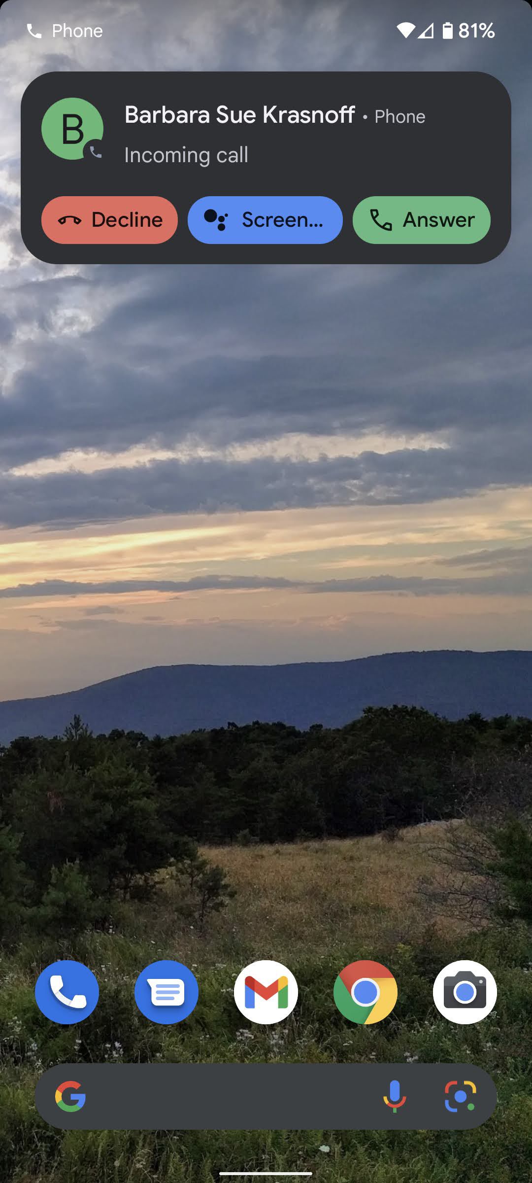 Dacă nu recunoașteți apelantul, selectați butonul „Apel pe ecran”.