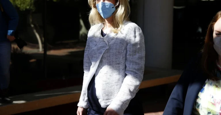 Documentele legale ale lui Elizabeth Holmes sugereaza o aparare pentru