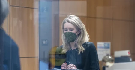 Elizabeth Holmes a angajat o gramada de experti ca sa i