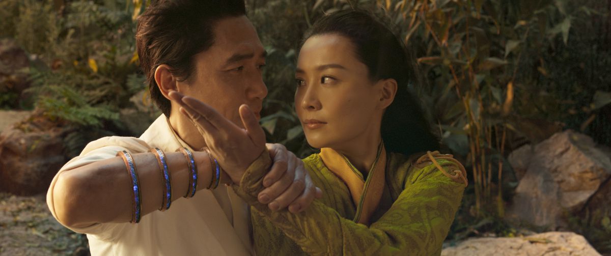 Tony Leung ca Wenwu și Fala Chen ca Jiang Li într-o îmbrățișare combativă.