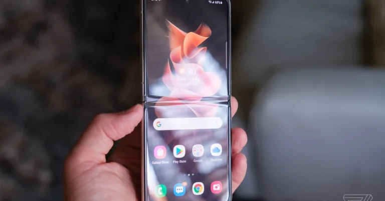 Samsung incearca sa demonstreze ca telefoanele sale pliabile sunt dure