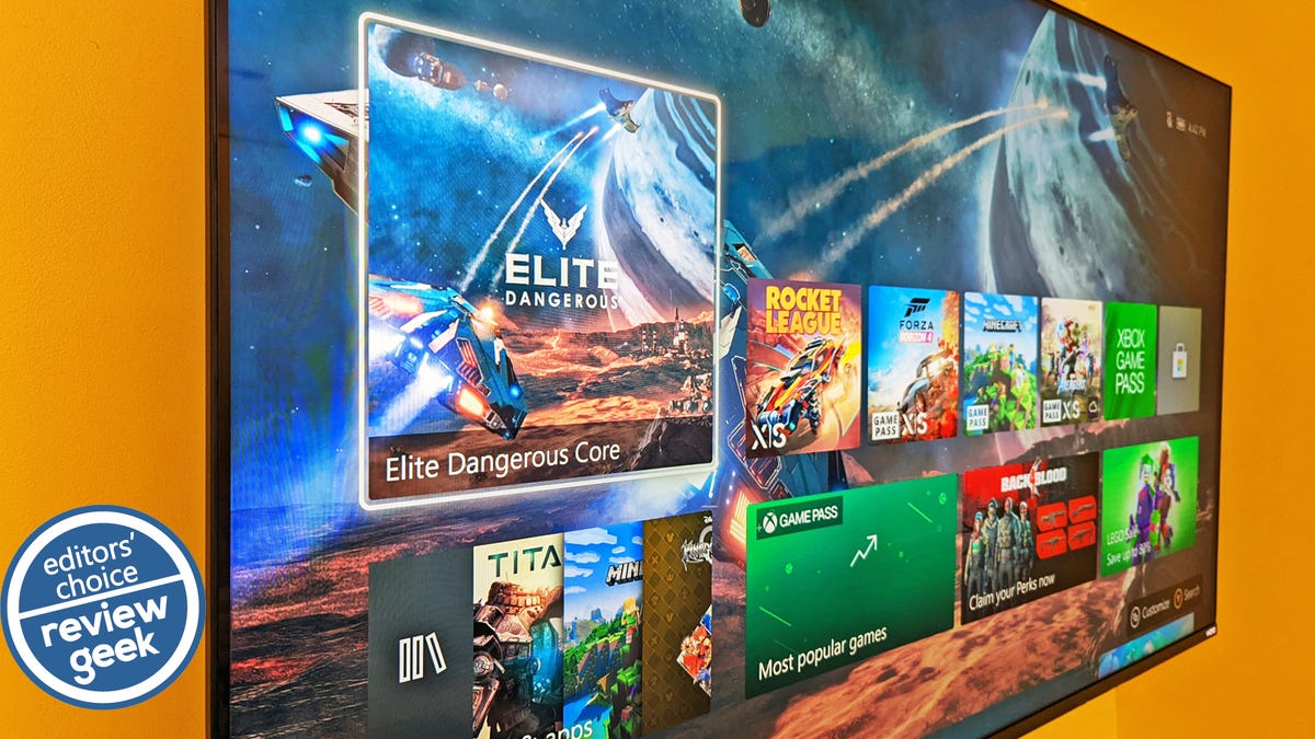 Un televizor Vizio cu „Elite Dangerous” pe ecran
