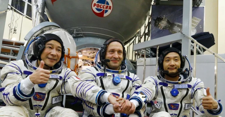 1640932716 Un miliardar japonez se lanseaza pe Statia Spatiala Internationala in