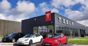 Tesla recheamă 362.758 de vehicule echipate cu versiunea beta a sistemului Full Self-Driving din cauza unui „risc de accidente” newit tesla elon musk concedieri