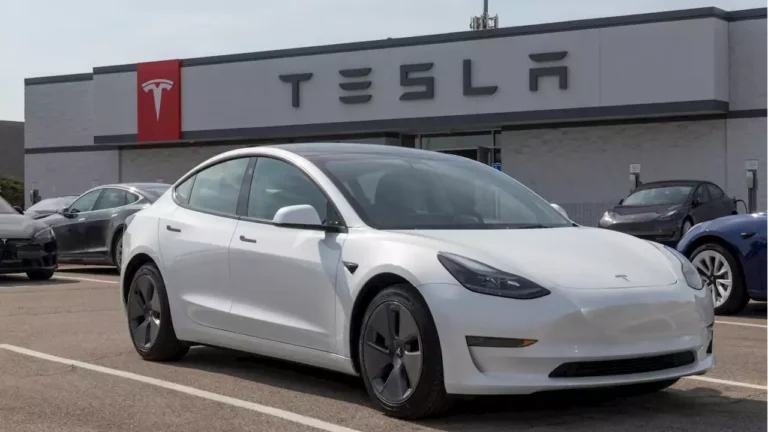 Tesla a rechemat peste 321.000 de vehicule din cauza problemei software-ului pentru farurile din spate newit ro tesla a rechemat masini pentru defect software