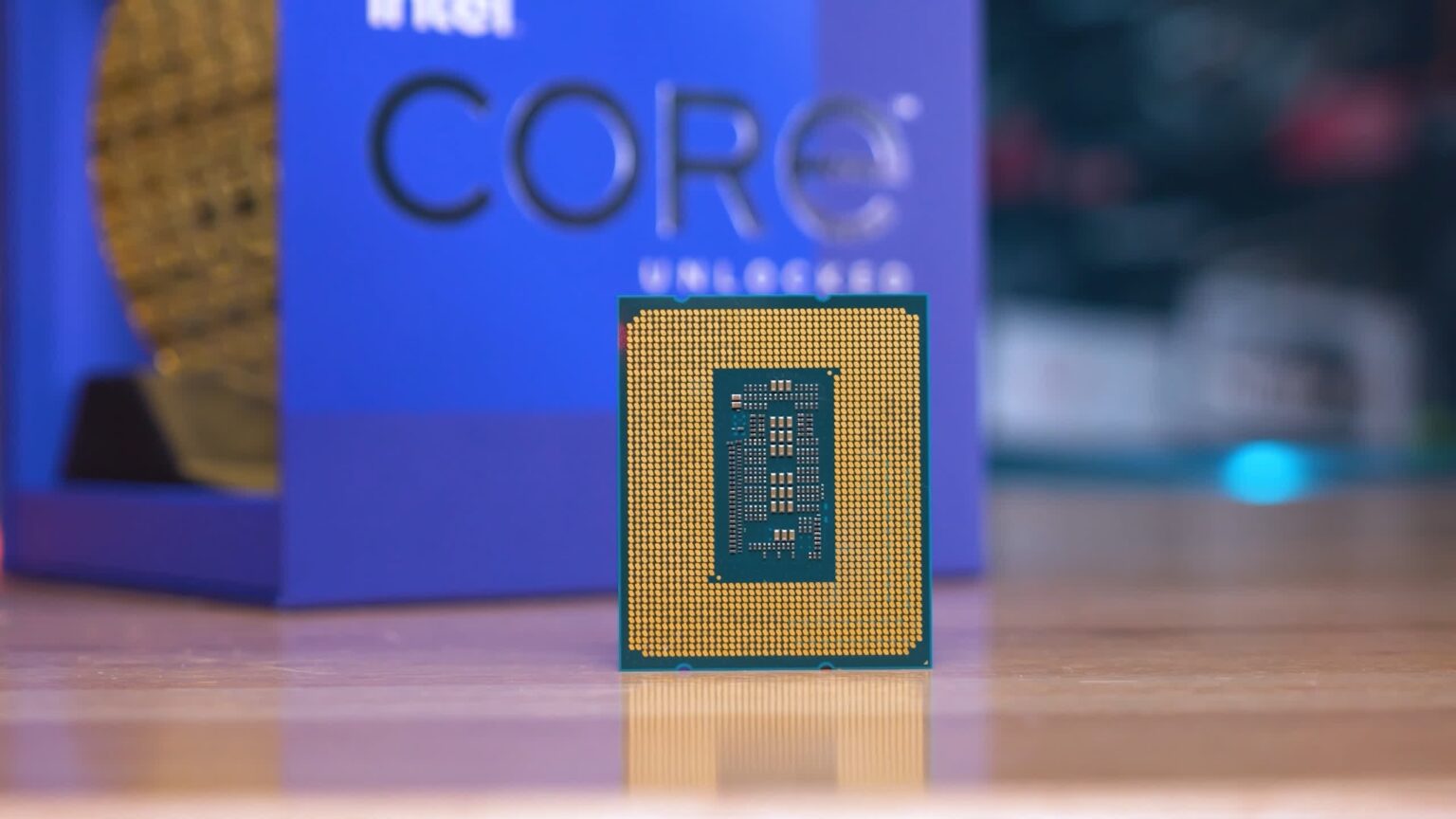 Ryzen 7 5800X3D vs Core i9 12900K in 40 de jocuri