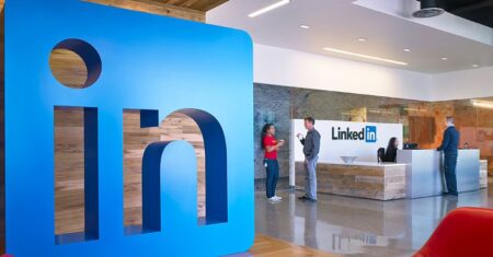 LinkedIn concediază sute de angajați pentru a doua oară în acest an